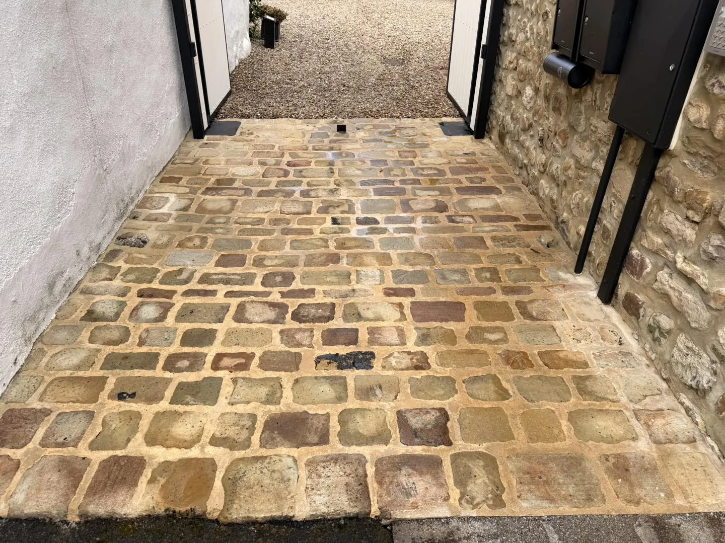 Cobble entrance clean after cleaning by Hopkins Exterior Cleaning